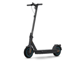 Moderner Elektroroller mit Straßenzulassung. Segway Ninebot MAX G30D mit Zulassung